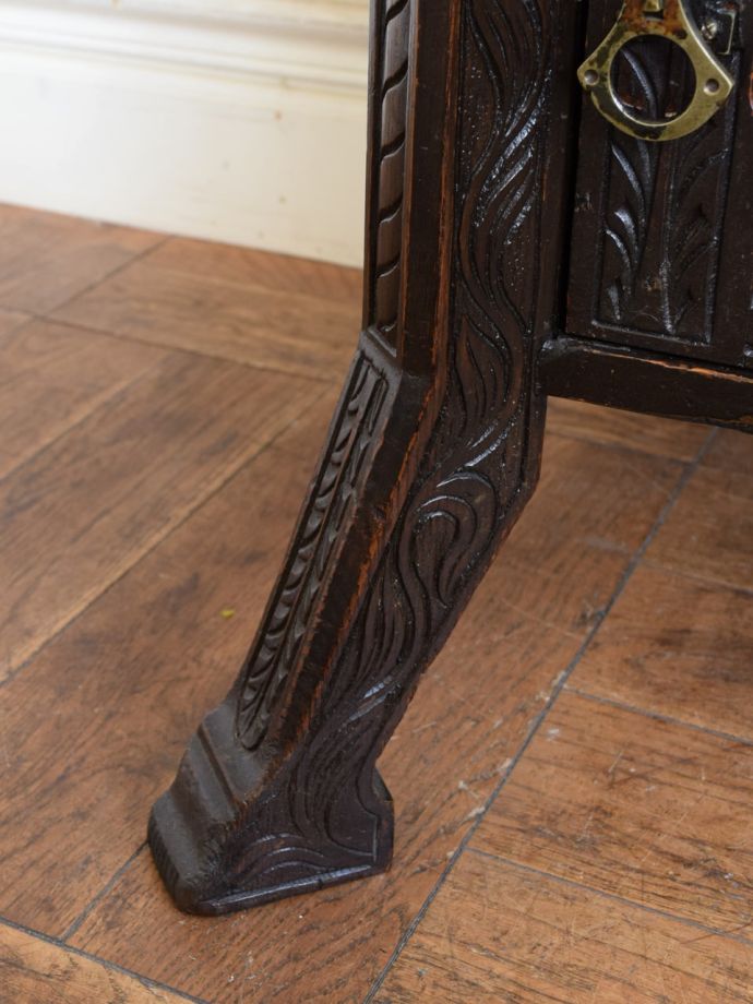アンティークテーブルの脚