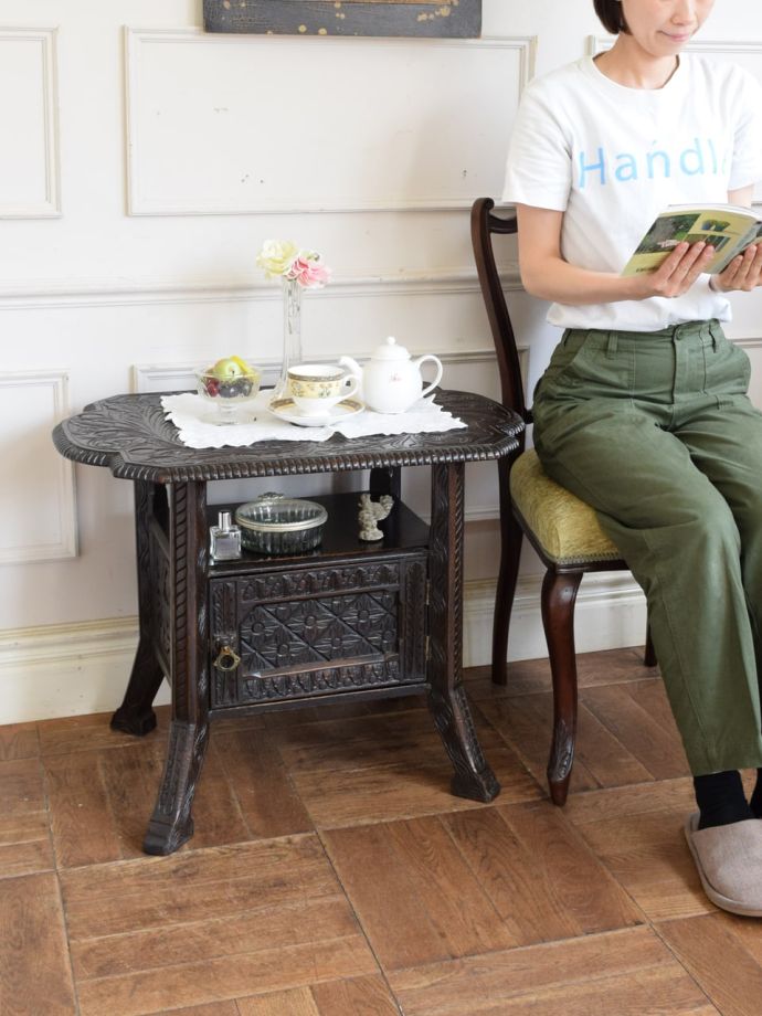 アンティークのサイドテーブル