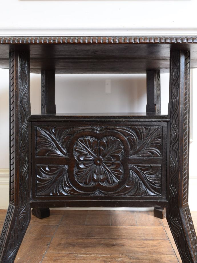 英国アンティーク家具らしい彫