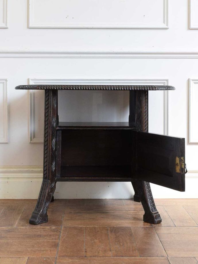 サイドテーブルの扉の中