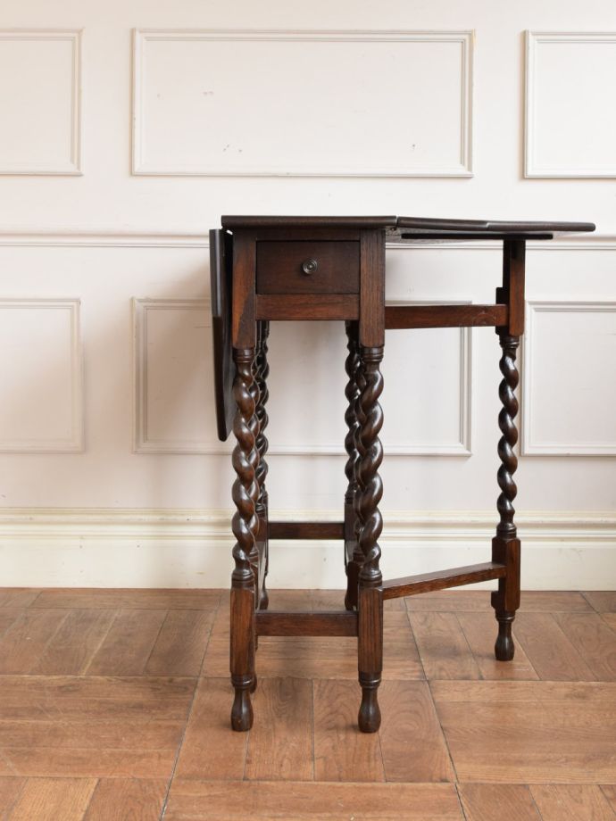 片足を開いた折り畳みテーブル