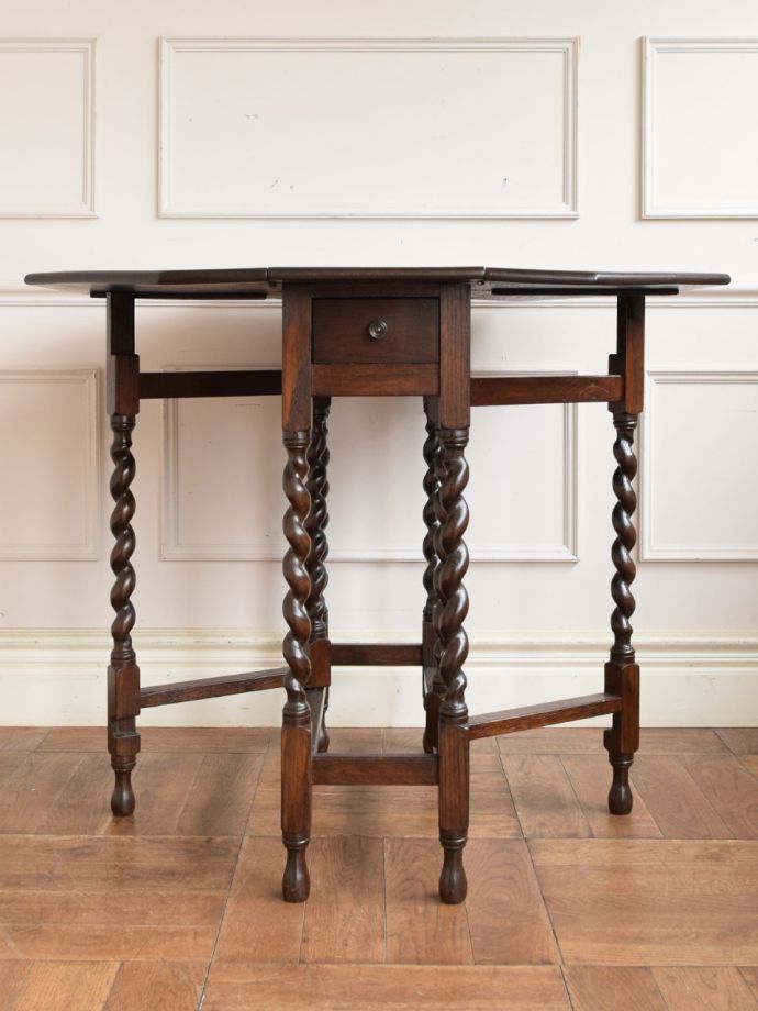 両足を広げた折り畳み式テーブル