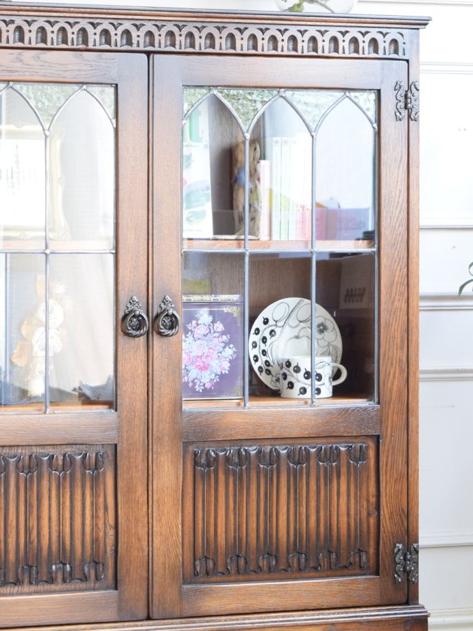 ステンドグラスの扉が美しいキャビネット