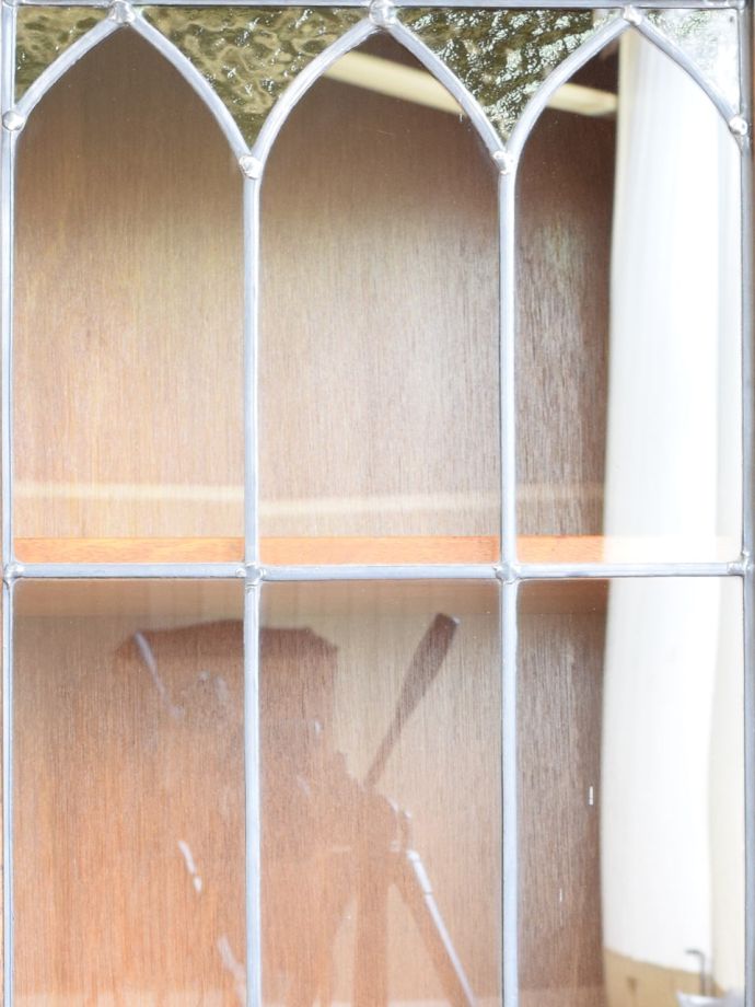 キャビネットの美しいガラス扉