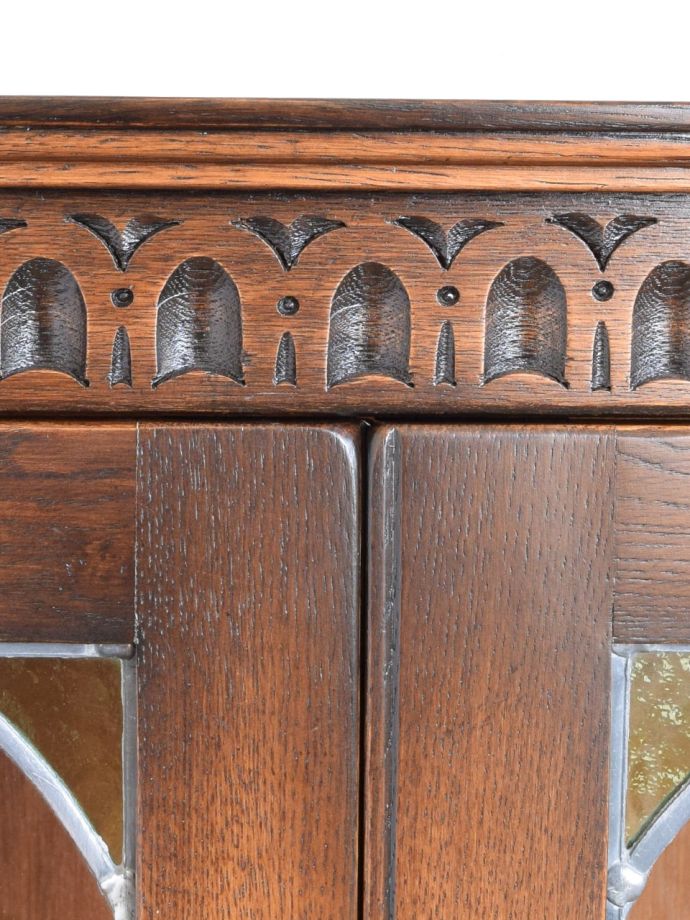 キャビネットの華やかな装飾