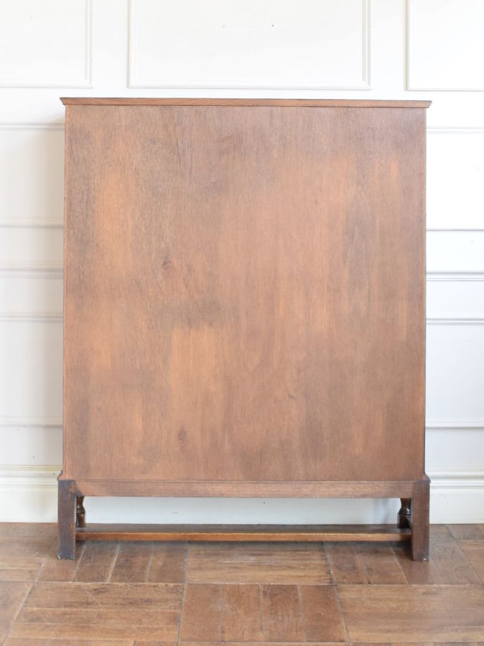 キャビネットの後ろ姿