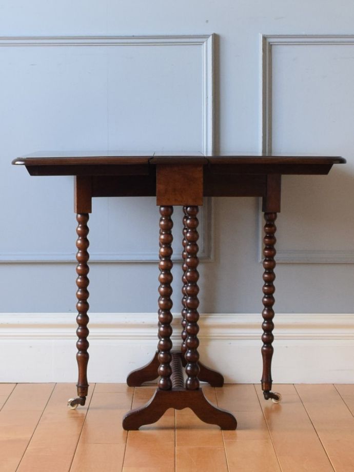 両足を広げた折り畳み式テーブル