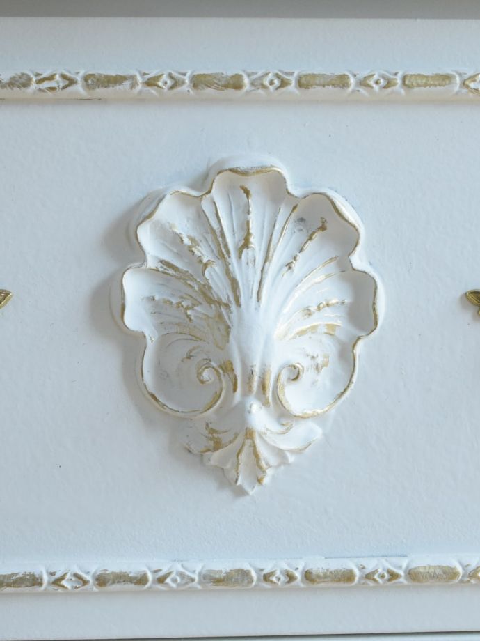 フランスアンティーク家具らしい装飾