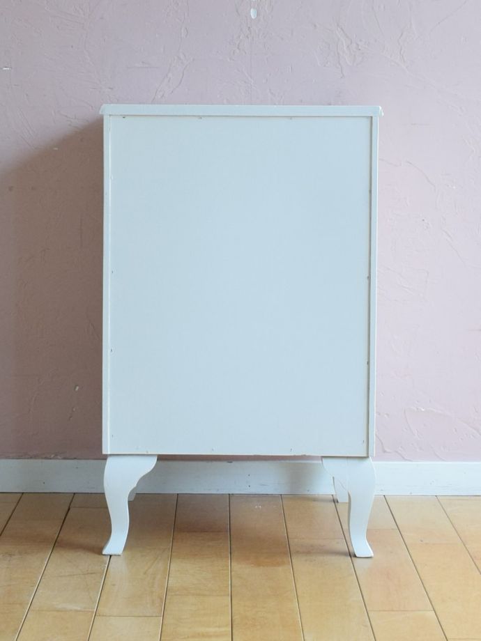 チェストの後ろ姿