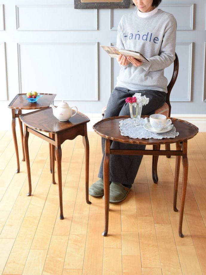 アンティークのネストテーブル