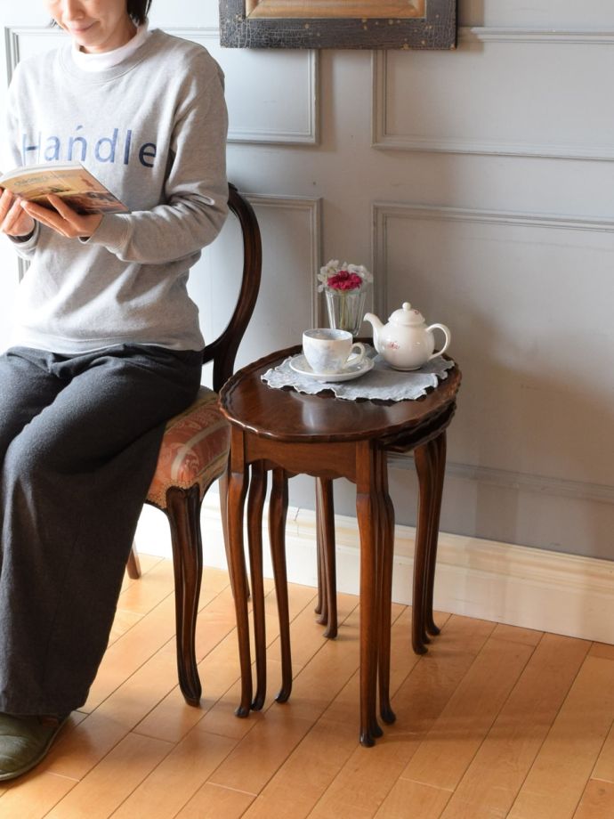 英国スタイルのアンティークテーブル