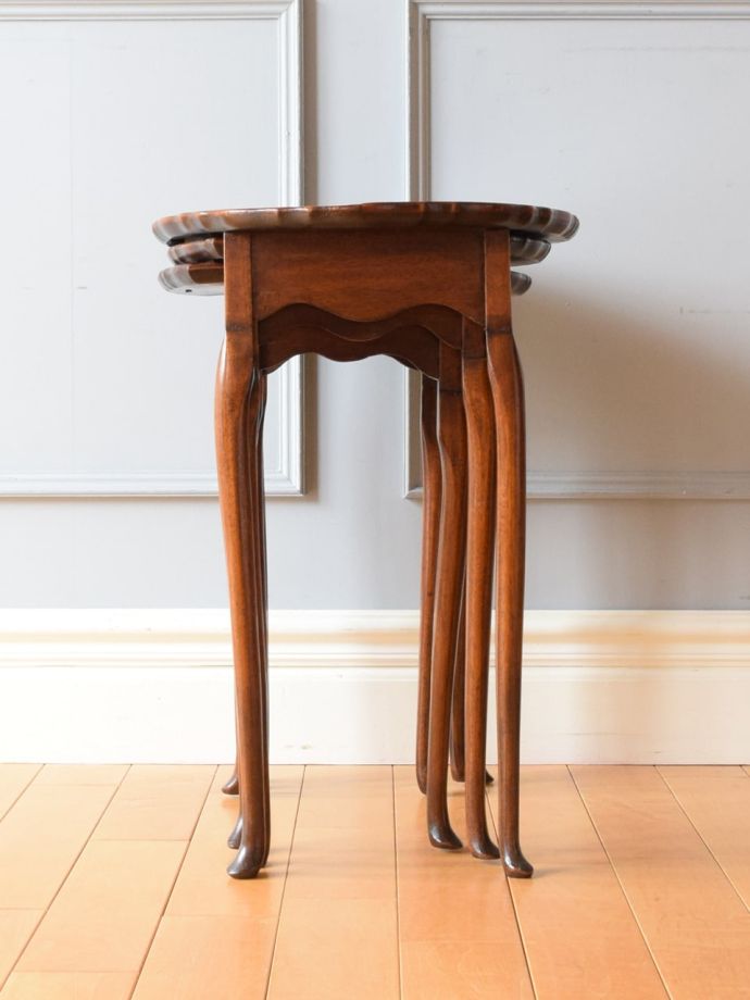 ネストテーブルの横顔