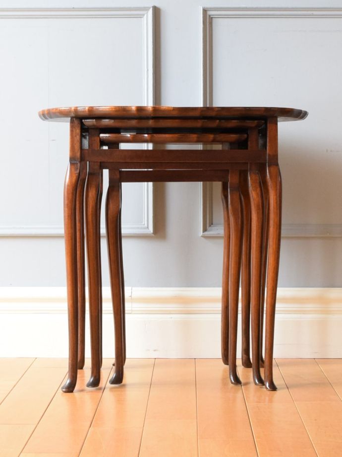 アンティークのネストテーブル