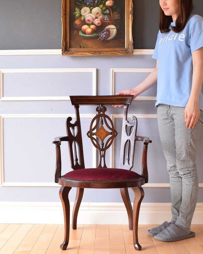 ダイニングチェア アンティーク チェア 象嵌が入った貴重な英国アンティーク、美しい背もたれのアームチェア。「見る」だけで幸せになるアンティークの椅子最高級のアンティークチェアは、座って使う楽しみ以外に目で見て楽しめます。(q-306-c)