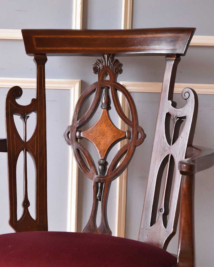 ダイニングチェア アンティーク チェア 象嵌が入った貴重な英国アンティーク、美しい背もたれのアームチェア。美しさの極みを堪能して下さい高級材で描かれた美しく柔らかなフォルム。(q-306-c)