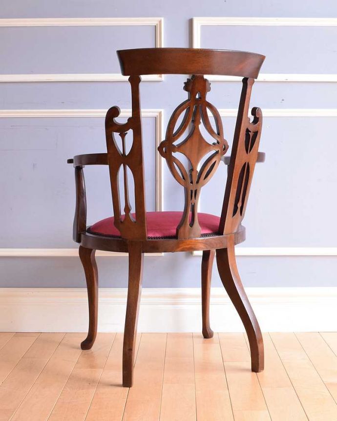 ダイニングチェア アンティーク チェア 象嵌が入った貴重な英国アンティーク、美しい背もたれのアームチェア。後ろ姿も上品です並べた時に後ろから見ることも多い椅子。(q-306-c)