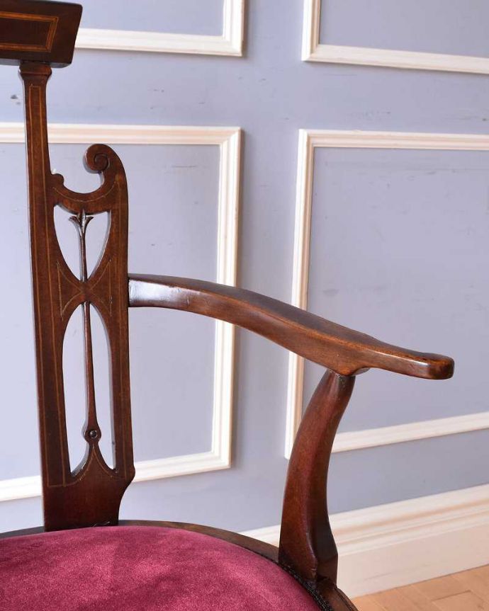 ダイニングチェア アンティーク チェア 象嵌が入った貴重な英国アンティーク、美しい背もたれのアームチェア。アーム部分にも注目肘を掛けておけるアームチェアは座ったときにやっぱりラク。(q-306-c)