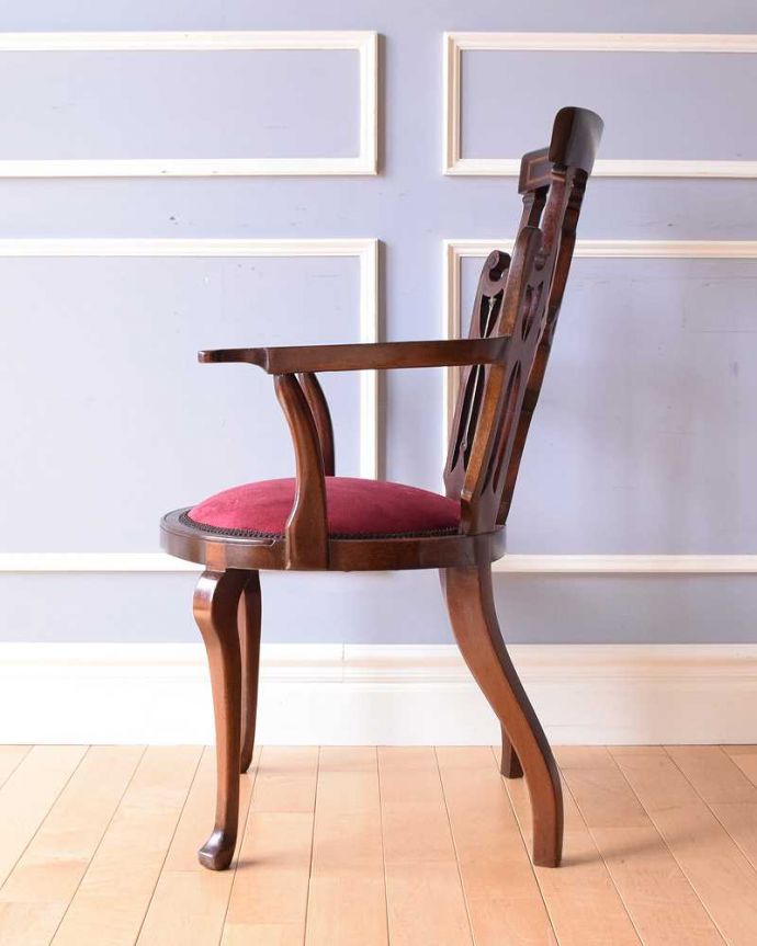 ダイニングチェア アンティーク チェア 象嵌が入った貴重な英国アンティーク、美しい背もたれのアームチェア。横から見ても優雅な立ち姿もちろん、横から見た姿も優雅で美しいんです。(q-306-c)