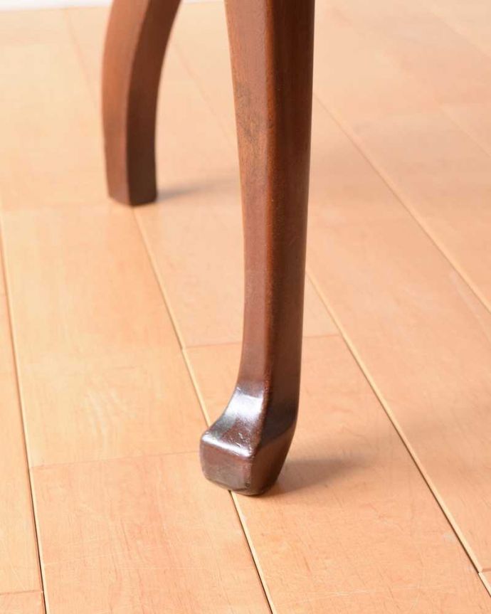 ダイニングチェア アンティーク チェア 象嵌が入った貴重な英国アンティーク、美しい背もたれのアームチェア。床を滑らせて移動出来ますHandleではアンティークチェアの脚の裏にフェルトキーパーをお付けしています。(q-306-c)