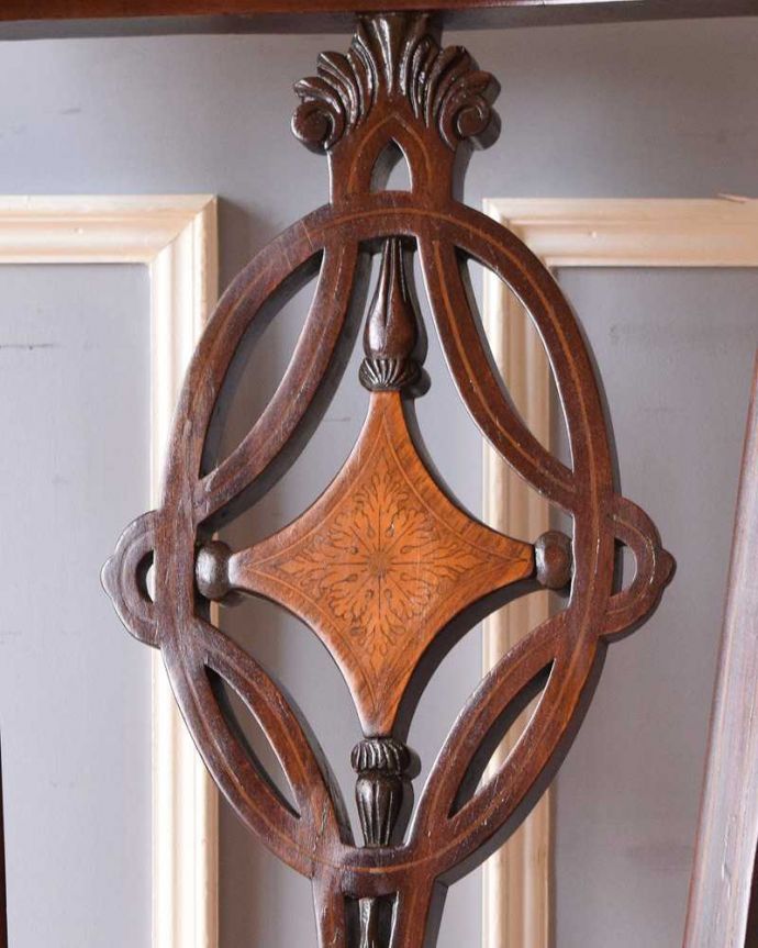 ダイニングチェア アンティーク チェア 象嵌が入った貴重な英国アンティーク、美しい背もたれのアームチェア。華やかな象嵌の模様木を組み合わせることで作る象嵌で描かれた模様。(q-306-c)