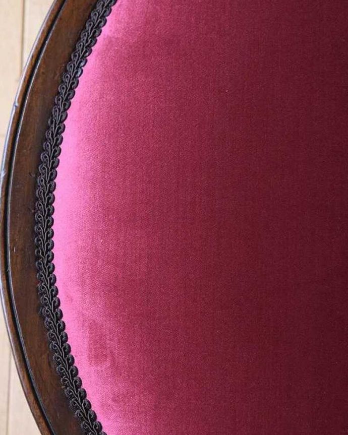 ダイニングチェア アンティーク チェア 象嵌が入った貴重な英国アンティーク、美しい背もたれのアームチェア。生地のセレクトにもこだわりました優雅なアンティークチェアの雰囲気をそのままに、一番似合う貼り座をじっくり選びました。(q-306-c)