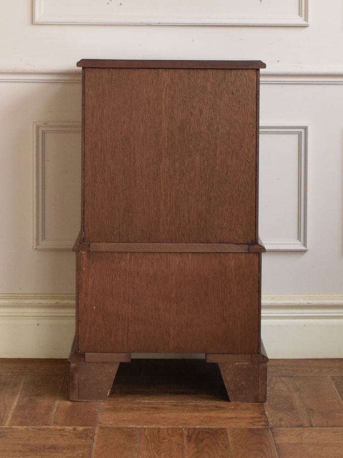 チェストの後ろ姿