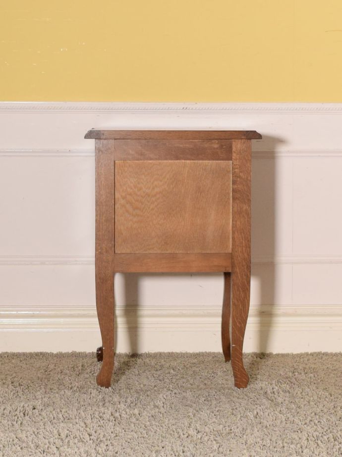 サイドチェストの後ろ姿