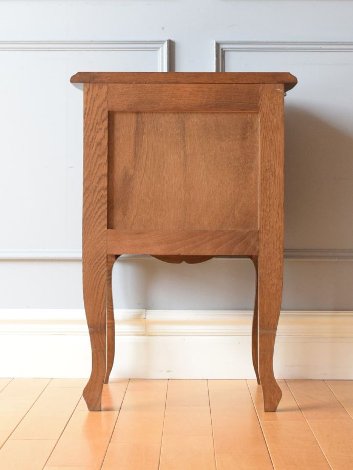 サイドチェストの後ろ姿