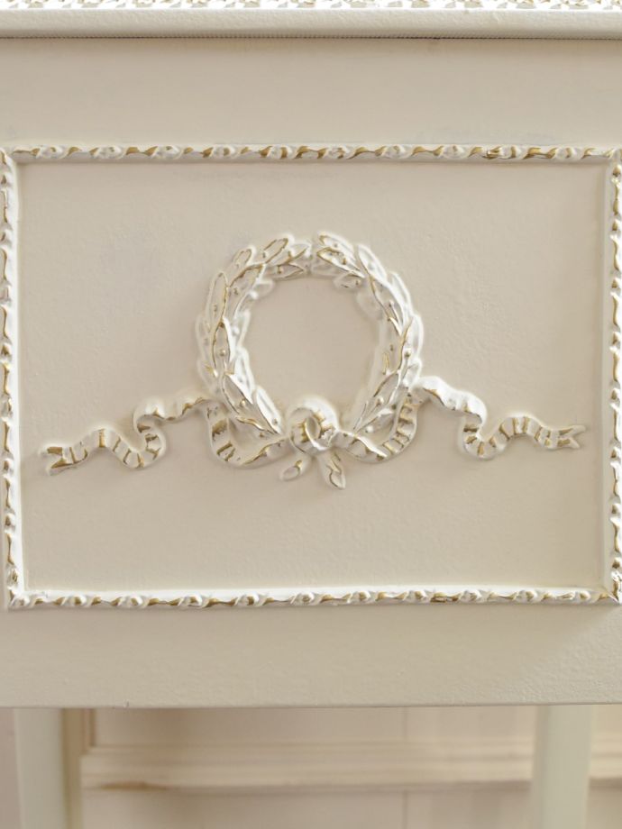 フランスアンティーク家具らしい装飾