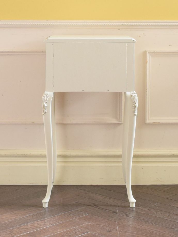 チェストの後ろ姿