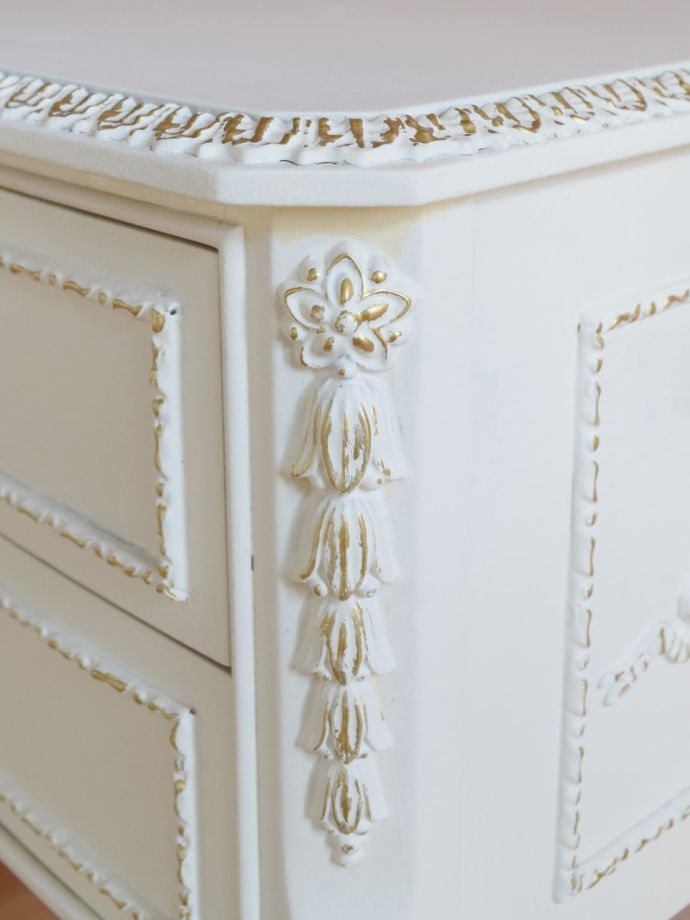 フランスアンティーク家具らしい装飾