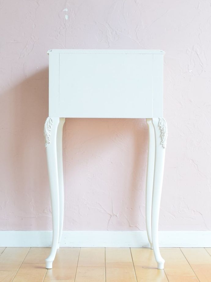 チェストの後ろ姿