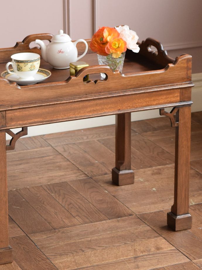 英国のアンティーク家具らしいデザイン