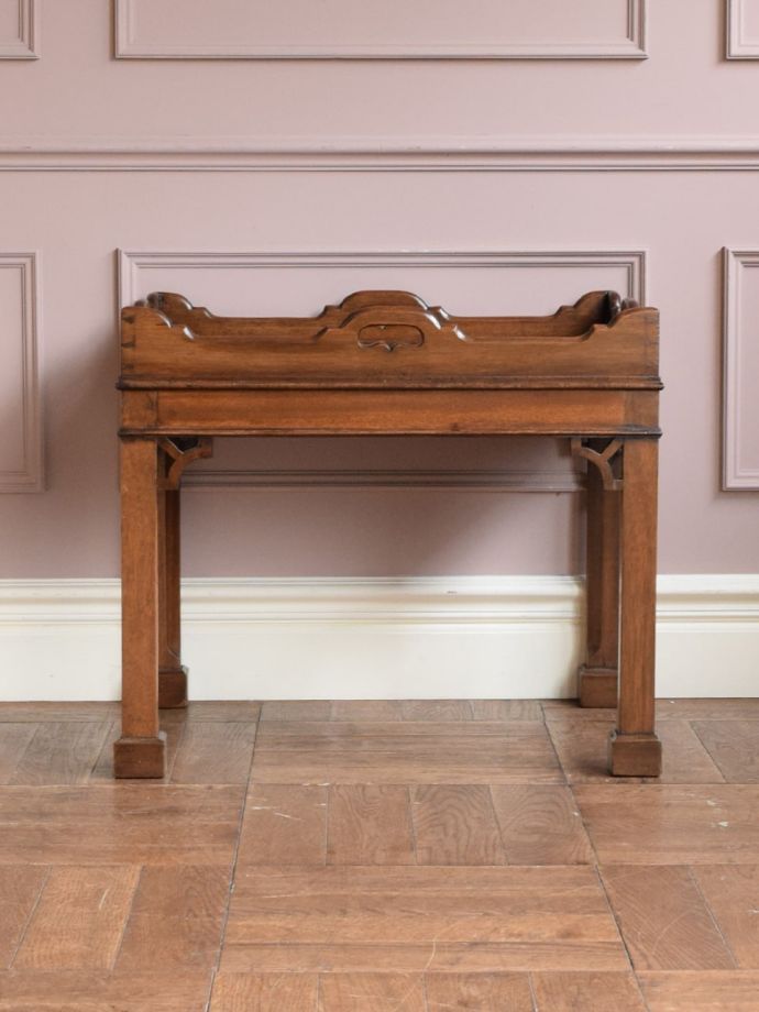 アンティークテーブルの横顔