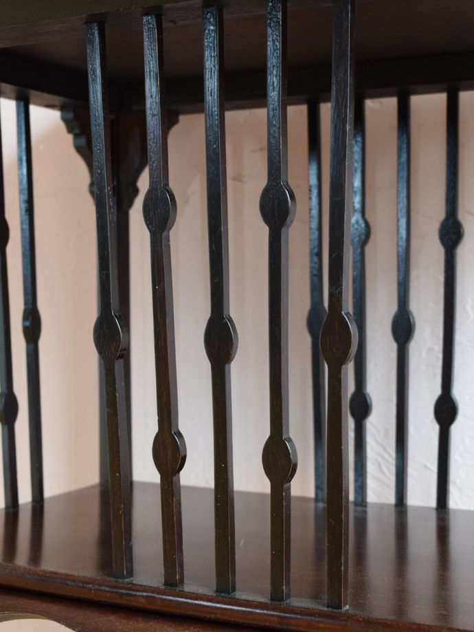 英国アンティーク家具らしい装飾