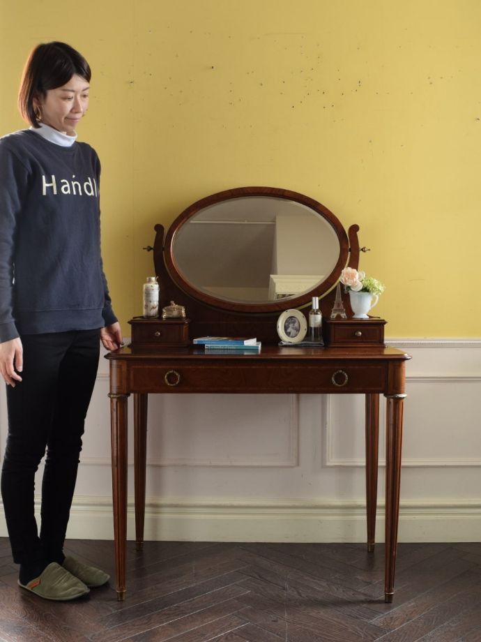 英国アンティークのドレッサー