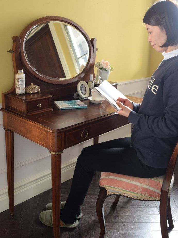 便利に使えるアンティークのドレッサー