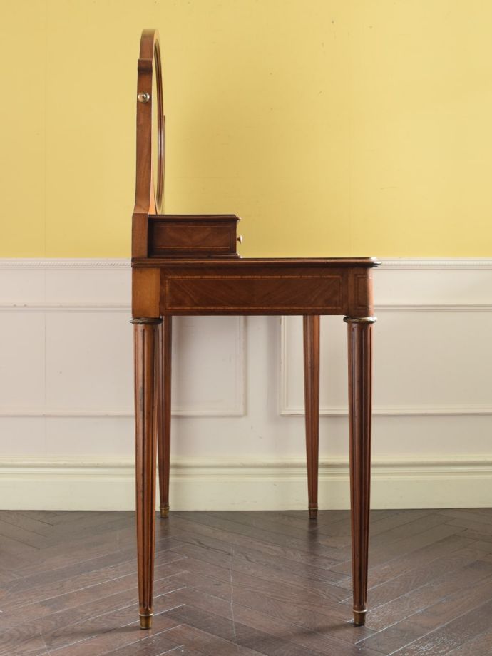 ドレッサーの側面