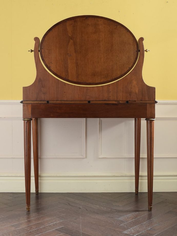 ドレッサーの後ろ姿