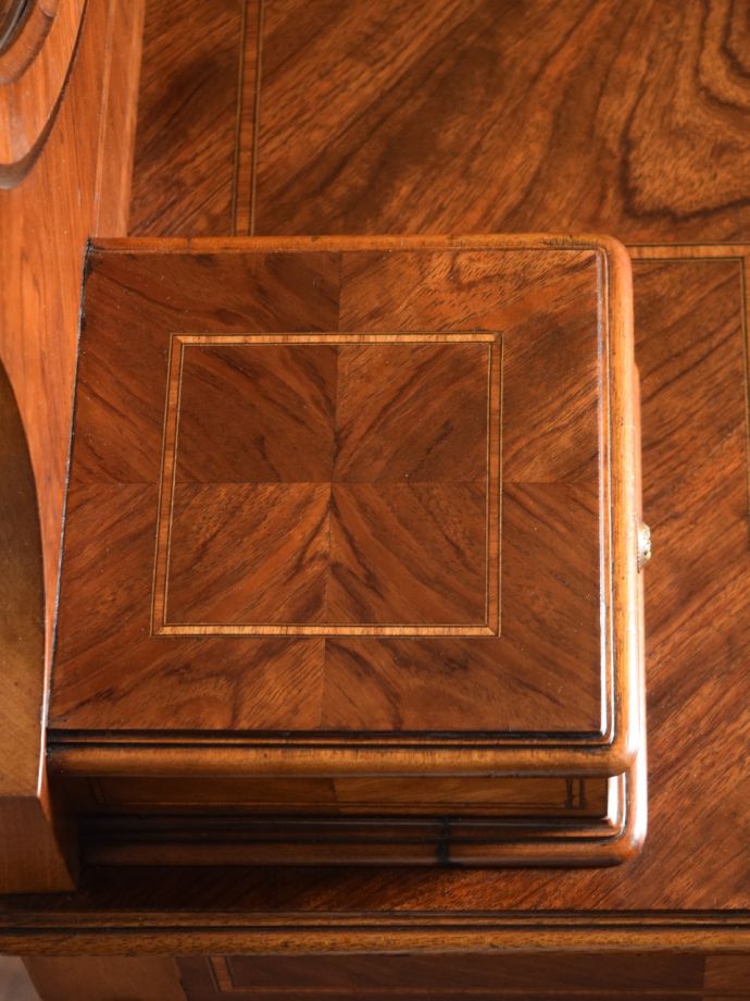 英国アンティーク家具らしい装飾