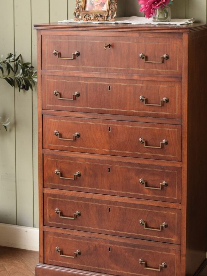 アンティーク家具らしさが漂うビューロー