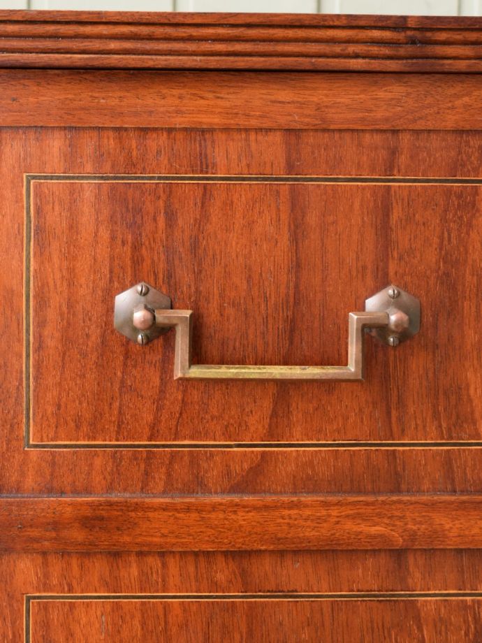 英国アンティーク家具らしい装飾