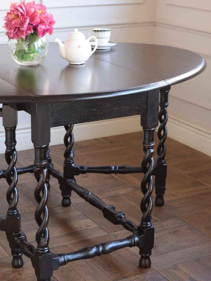 伸長式のおしゃれなアンティークテーブル