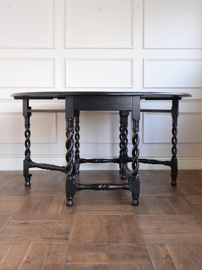 両足を広げた折り畳み式テーブル