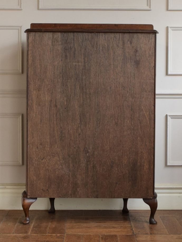 キャビネットの後ろ姿