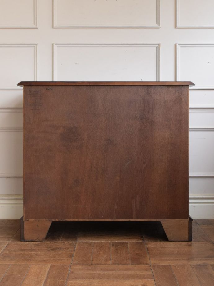 アンティークチェストの後ろ姿