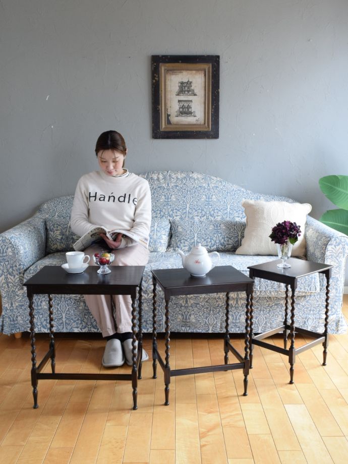 アンティークのネストテーブル