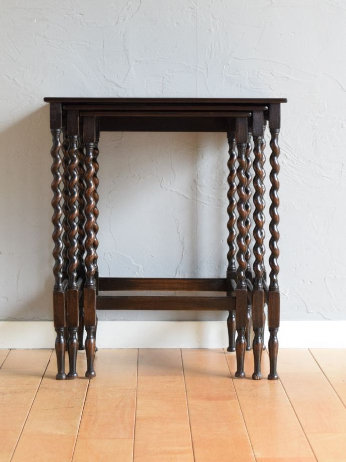 アンティークのネストテーブル