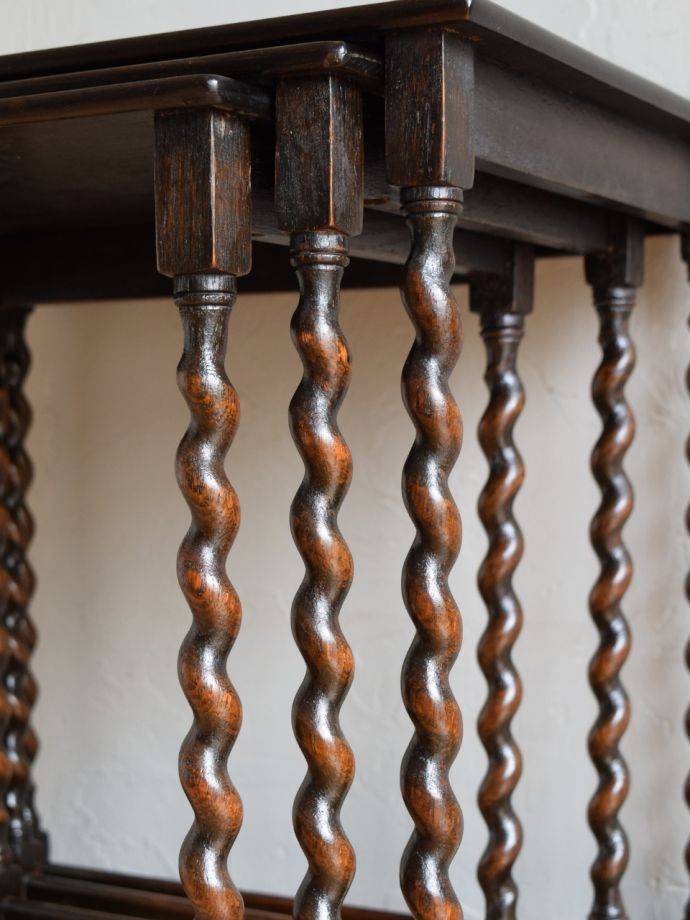 英国アンティーク家具らしい装飾