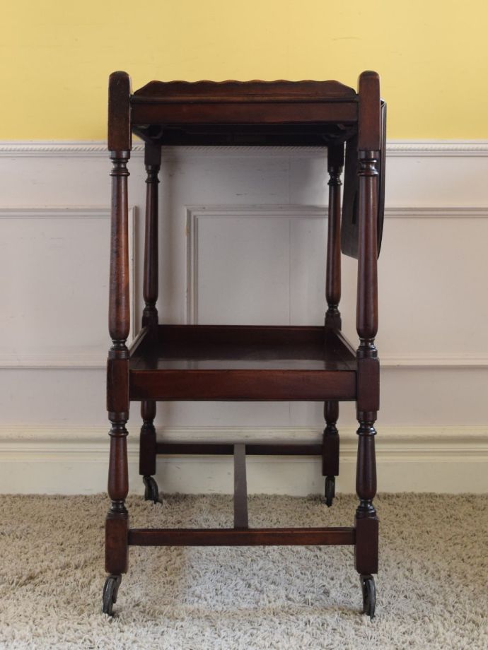 アンティークワゴンの側面